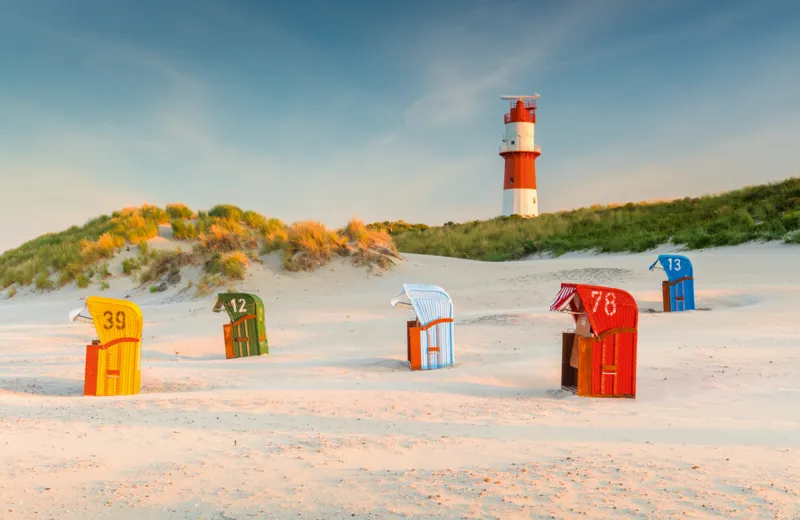 Leuchtturm hinter der Düne auf Borkum