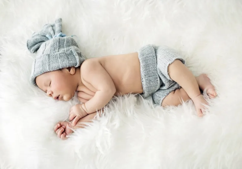 Konrad Bak: Baby sleeping in Feathers