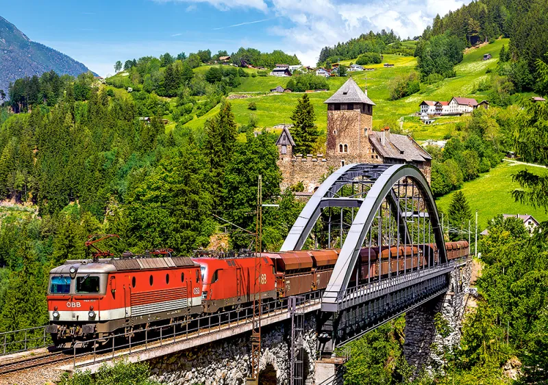 Zug auf der Brücke
