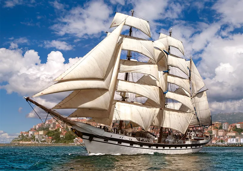 Großes Schiff beim Verlassen des Hafens