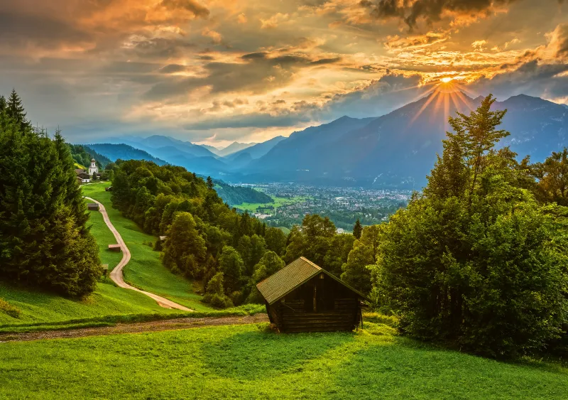 Sonnenuntergang über dem Bergdorf Wamberg