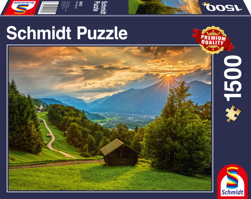 Sonnenuntergang über dem Bergdorf Wamberg