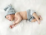 Konrad Bak: Baby sleeping in Feathers
